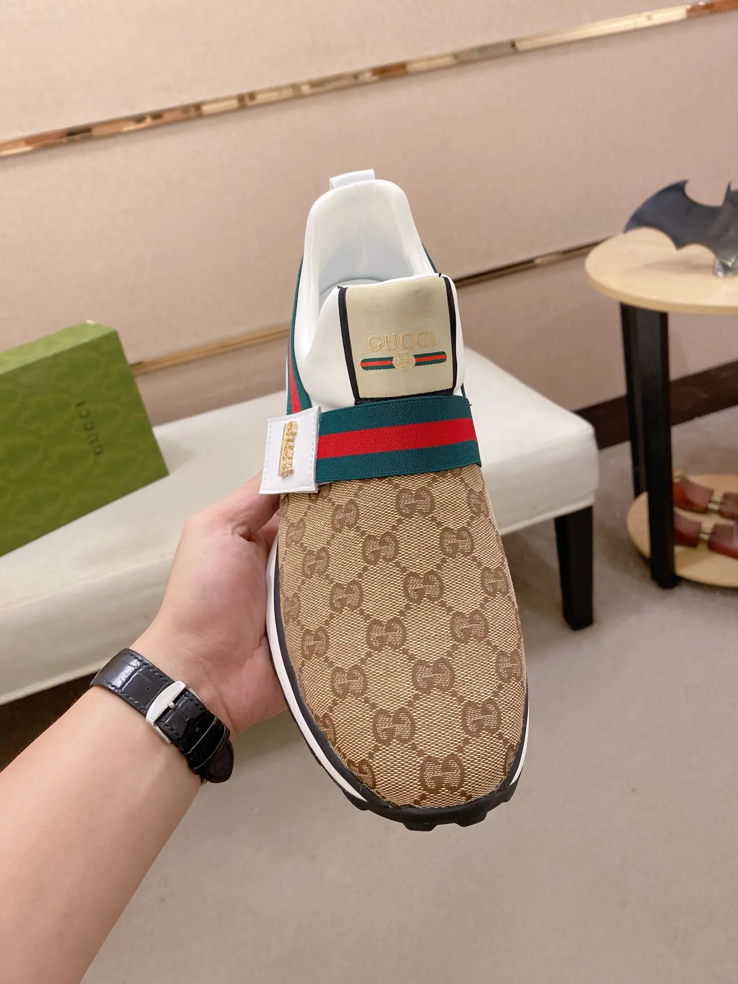 Factory price: 462💰 (GUCCI) The latest 🎁🎁casual and fashionable men's shoes👟 from the official website, hot style 💥 style is simple and elegant, exclusive for trendy men. Unique latest brand elements from the official website 👑original decoration, fashionable and generous, original fabric ✅breathable stretch cloth lining, official website designated wear-resistant casual outsole, classic model taken at the counter in kind🎬38-44 (45 is not returnable and non-refundable)